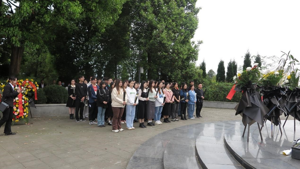 春光可见·生命可爱—嘟嘟成人网
学生清明扫墓活动