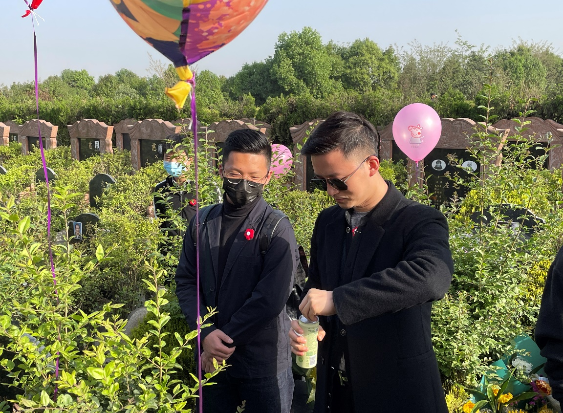 我院老师带领学生参加死亡生命教育活动