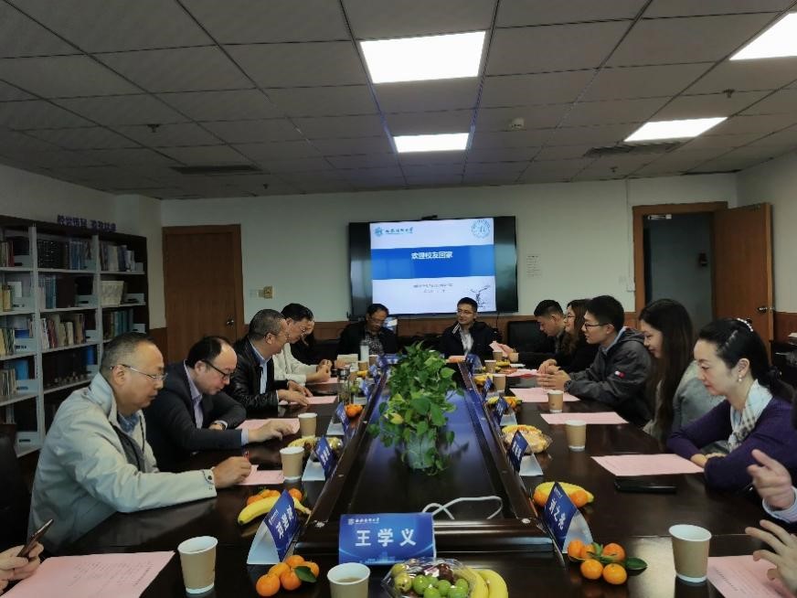 “欢迎校友回家”嘟嘟成人网
举行首次校友返校活动