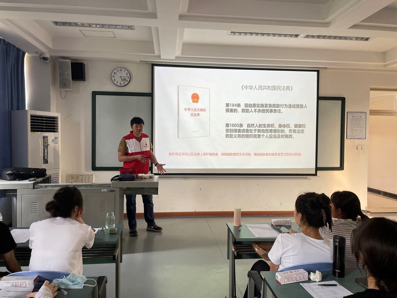 我院首次邀请青羊区红十字会进行应急救护培训