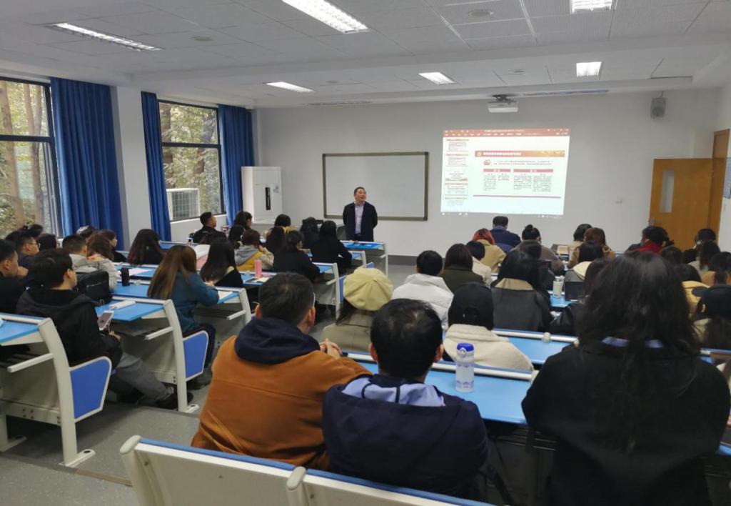 嘟嘟成人网
副院长邓湘树为师生讲授思想政治理论专题课