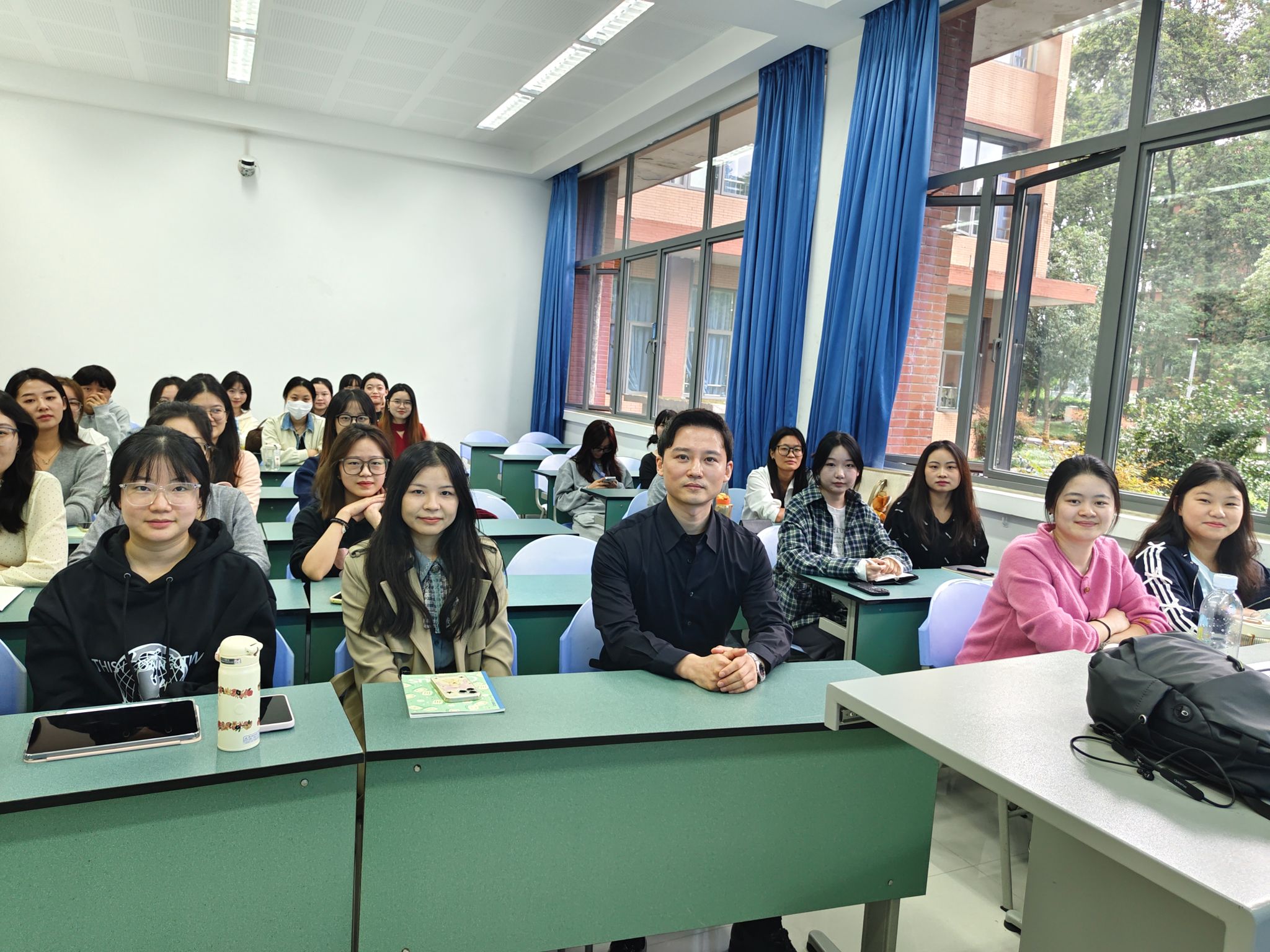 我院何龙韬副教授开展“2024年学术节”专题讲座——“研究型案例的撰写——深化案例研究，讲好中国故事”